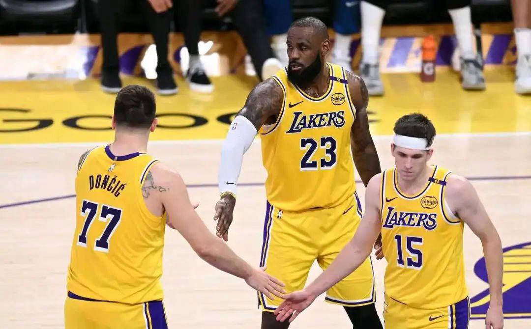 詹姆斯重返赛场，战术调整首场状态出色，利物浦观众沸腾！气势如虹延续(詹姆斯常规赛最新胜场数)