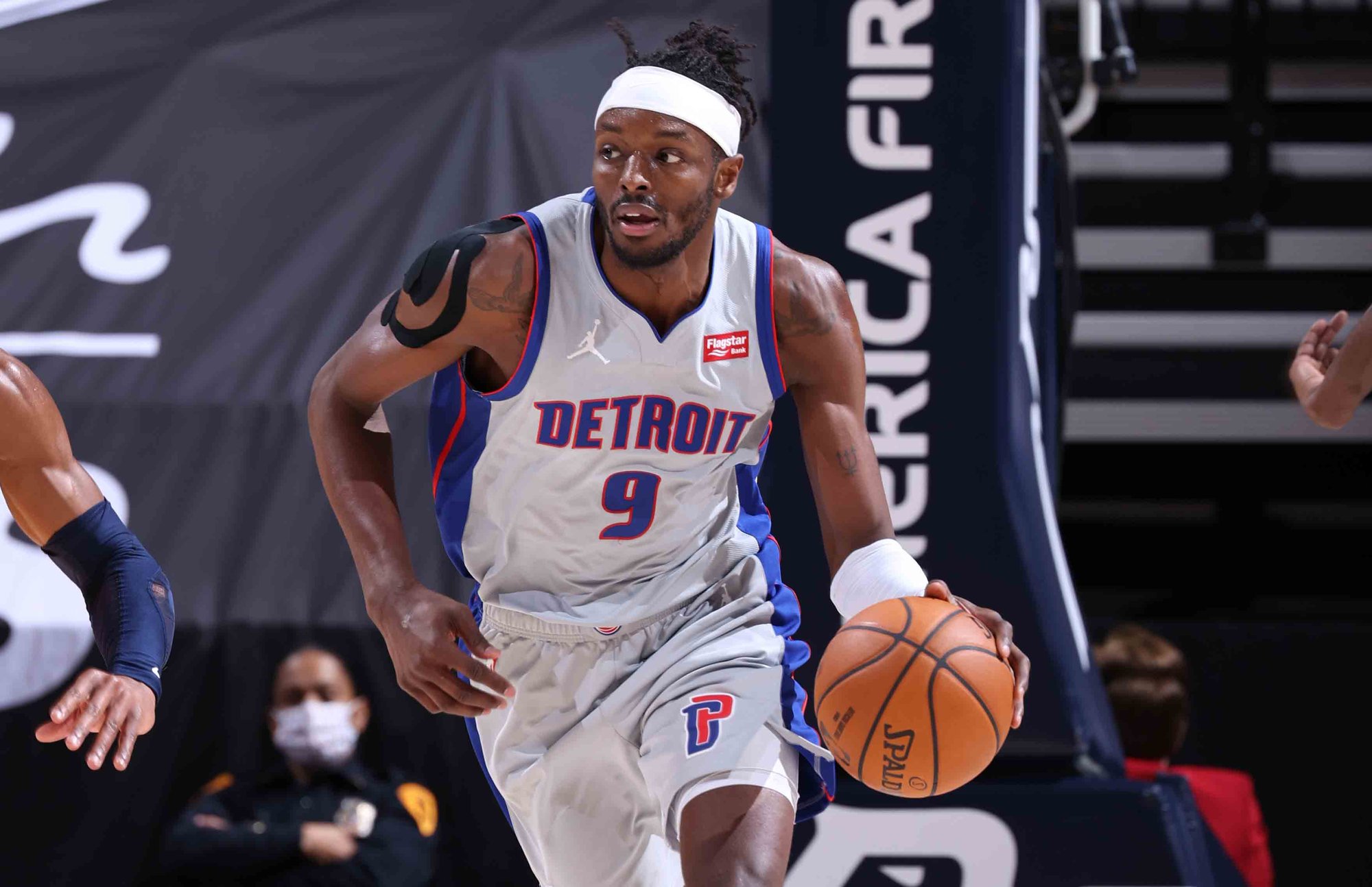 关于集结日突围战来临；底特律活塞围绕意甲强势反弹；态度坚定；身体对抗强度拉满的信息